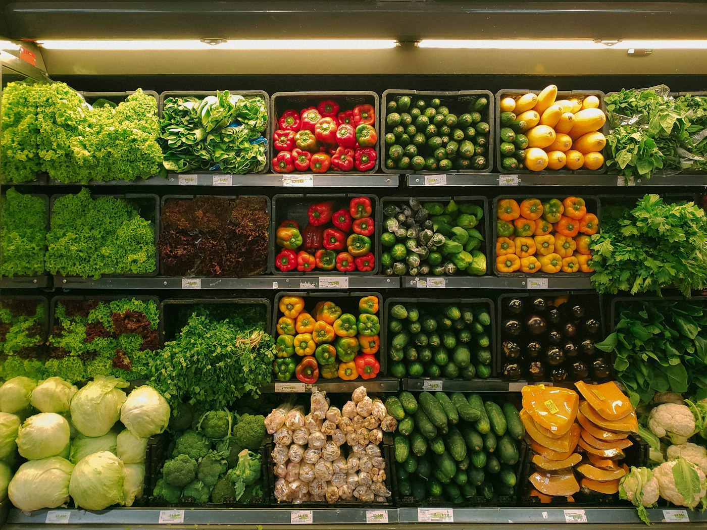 Stocked grocery produce shelves, the kind of retail floor LEAFIO optimizes